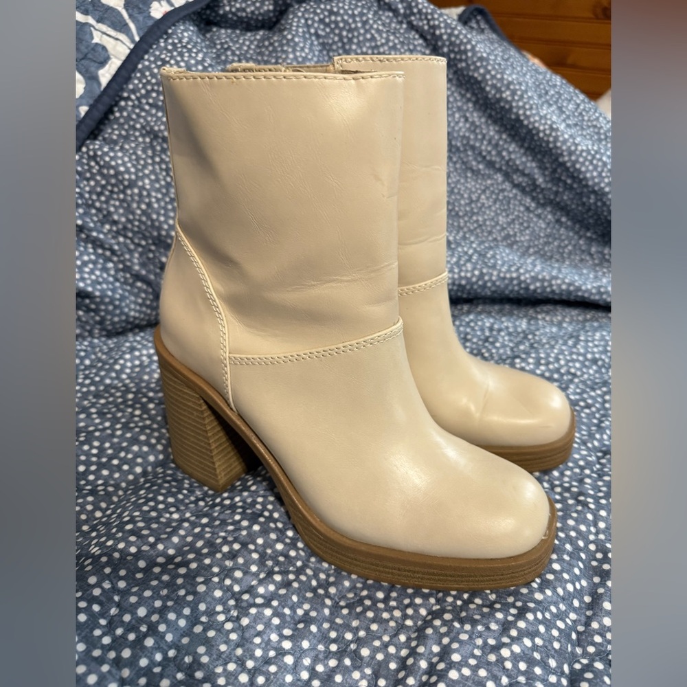 Elegant Cream Women's Boots